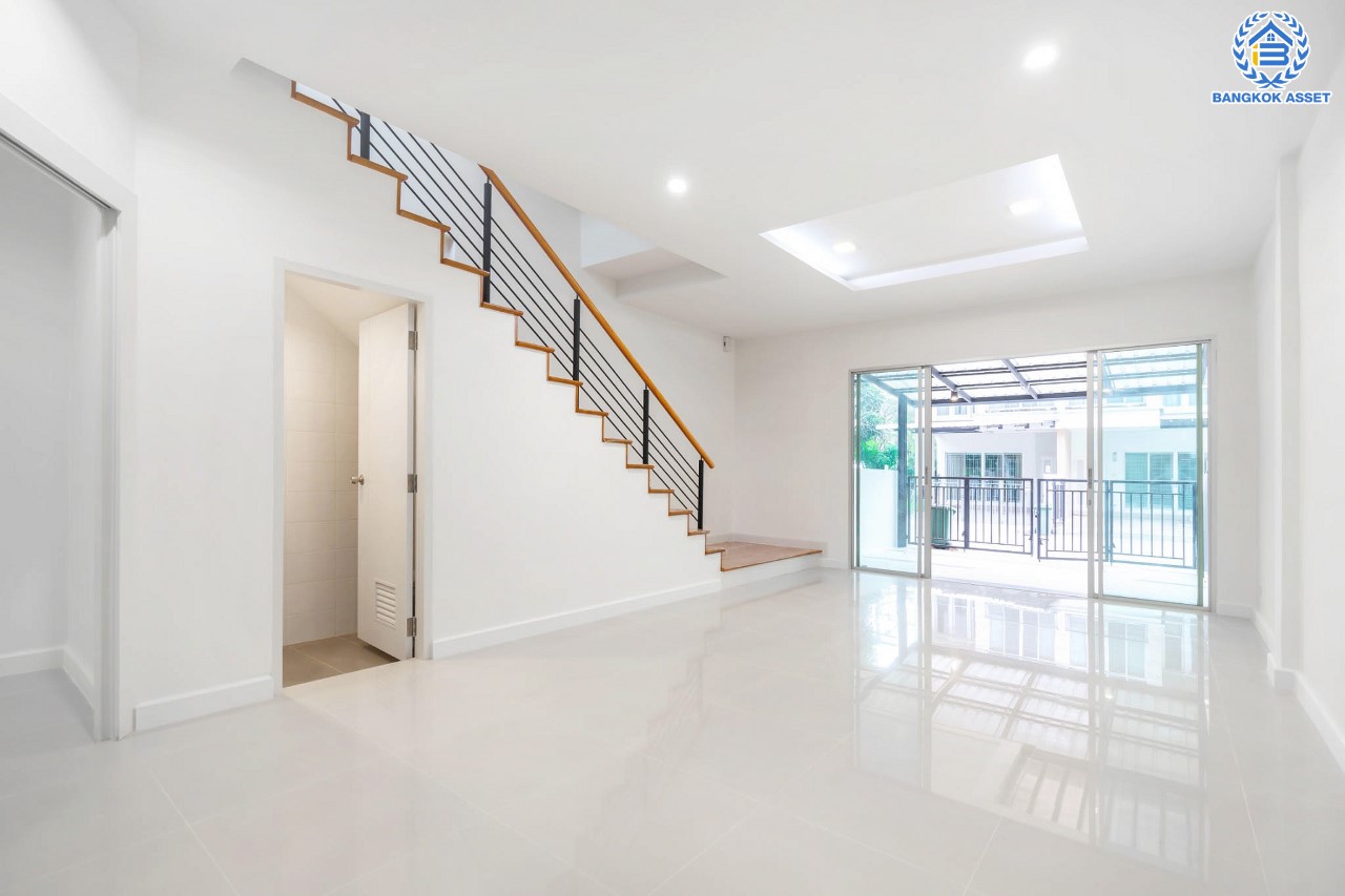 บ้านมือสองตกแต่งใหม่ ม.วิสต้าปาร์ค แจ้งวัฒนะ ทาวน์โฮม 3 ชั้น บนเนื้อที่ 22.8 ตร.ว. ฟังก์ชัน 3 ห้องนอน 3 ห้องน้ำ Master Bedroom เชื่อมต่อ Walk in Closet พร้อม Built-in ตู้เสื้อผ้าดีไซน์เรียบหรู บนทำเลโซนเมือง ใกล้ทางด่วน และเซ็นทรัลแจ้งวัฒนะ และเพียง 10 นาทีถึง รถไฟฟ้า "สถานีศูนย์ราชการนนทบุรี"